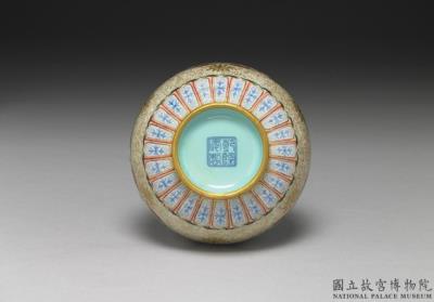 图片[3]-Garlic-head-shaped vase with flower on a polychrome ground in yangcai painted enamels, Qianlong reign (1736-1795), Qing dynasty-China Archive